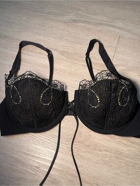 Victoria’s Secret Very Sexy Black Lace Underwire Bra with Rhinestone Accents 36B